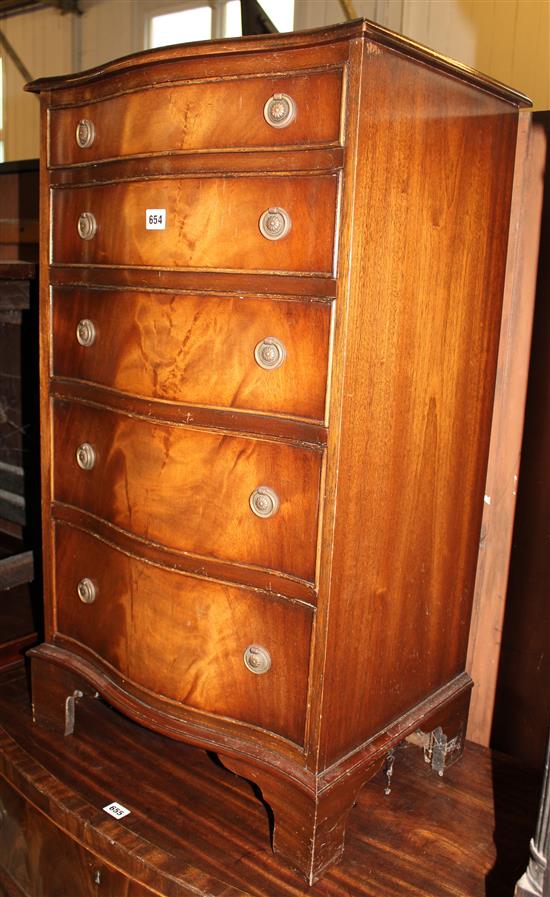 Small mahogany serpentine fronted chest of drawers